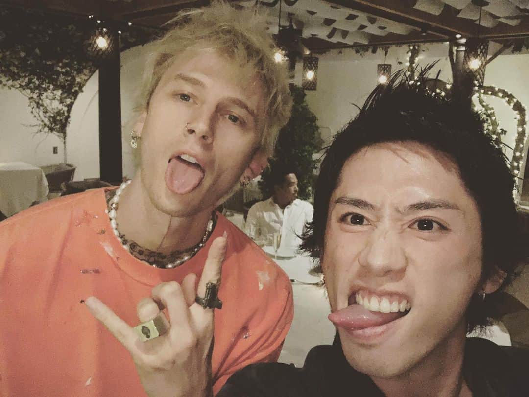 Taka さんのインスタグラム写真 - (Taka Instagram)「Haven’t seen this guy in 3 years and then just randomly bumped into him.  Good times  @machinegunkelly」9月6日 15時27分 - 10969taka