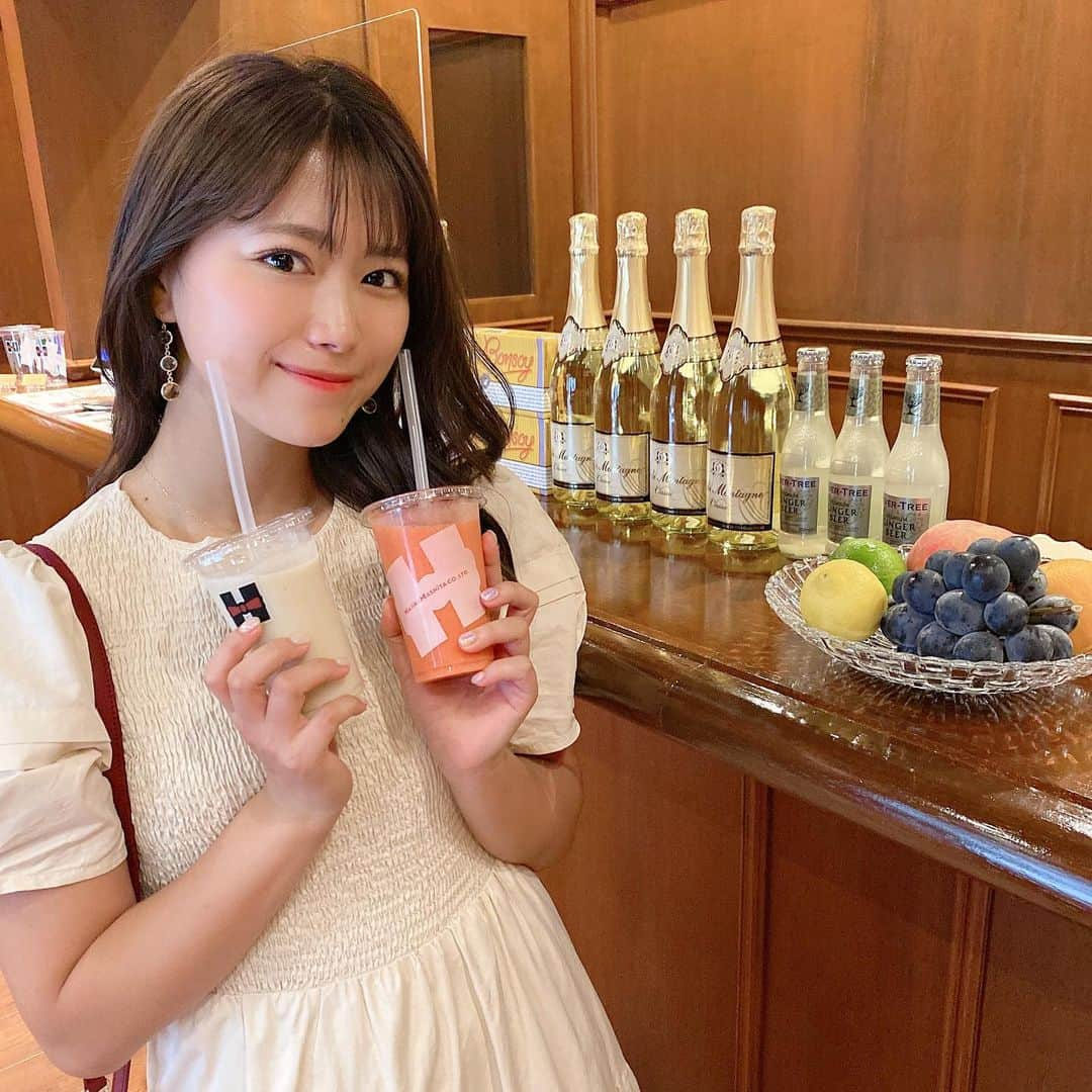 山内鈴蘭さんのインスタグラム写真 - (山内鈴蘭Instagram)「話題のフレッシュジュース屋さん🥺💘 ． お洒落なバーみたいなお店と聞いて 珍しく白のワンピース着て行きました🤔笑 ． @hajikemashita__ebisu  友達につれてってもらったのーー😍 バナナミルクと苺のモクテル！！！ ノンアルコールの本格カクテルジュースでバーテンダーさんが作るんだよっ🍸💘 ． そして私って食べたり飲んだりしてる時の表情が1番、生き生きしてる🤣🤣🤣🤣🤣 ． ． ． #フレッシュジュース #バナナミルク #苺 #モクテル #はじけました #恵比寿 #恵比寿グルメ #バーテンダー #フルーツ #私服 #ゴルフ女子 #ootd #食べるの大好き #fashion」9月6日 16時33分 - xxsuzuranxx