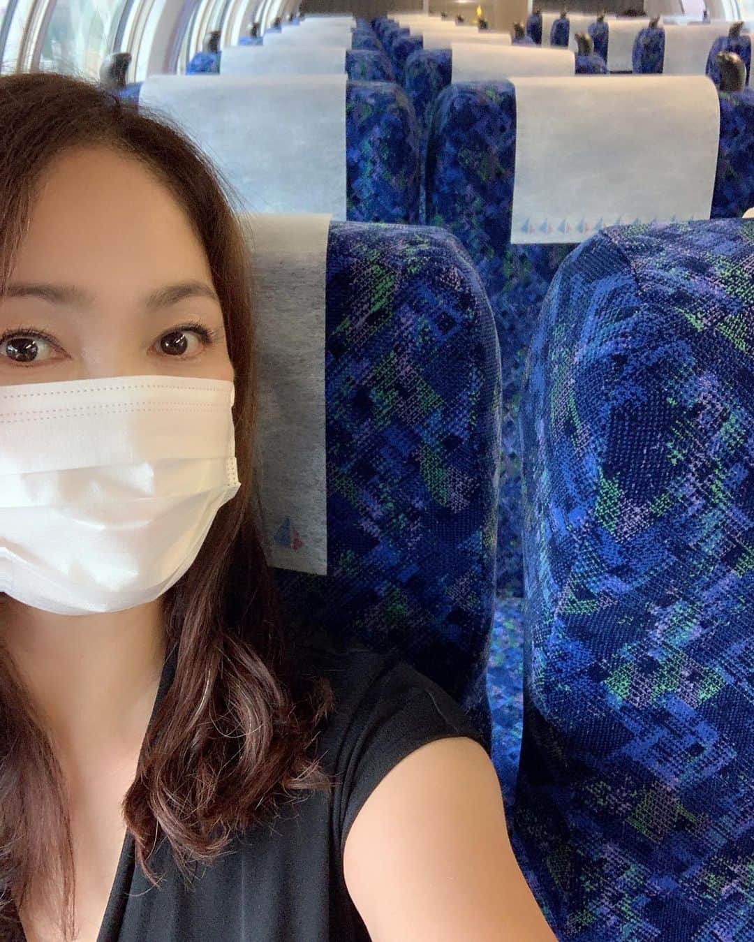 田中悦子さんのインスタグラム写真 - (田中悦子Instagram)「電車乗って、いちお人少ないかなと思ってグリーンに乗ったら少ないどころか 私だけでした😂💦 すごくない？  そんなわけで 今週も宜しくお願いします☺️  #月曜日 #今週も宜しくお願いします  #アラフィフ女子 #大人女子 #電車内」9月6日 16時55分 - etsuko.reborn25