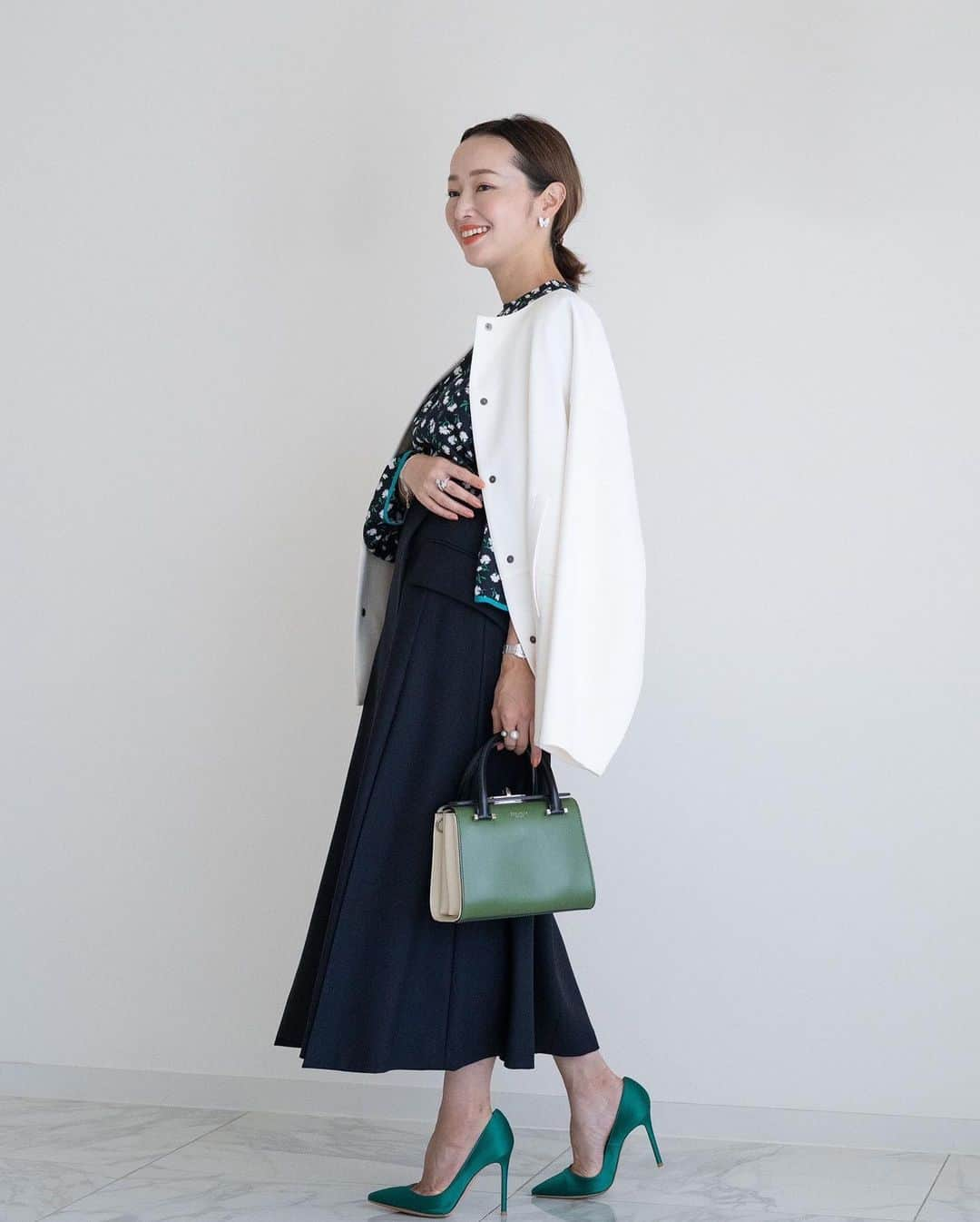 翁安芸さんのインスタグラム写真 - (翁安芸Instagram)「Green + Navy💚📘🍏🫐  Blouse #blamink #ブラミンク Skirt #ebure #エブール  Bag #serapian  Shoes #gianvitorossi   #akiweng #elleshop #25ana」9月6日 16時56分 - akinyc