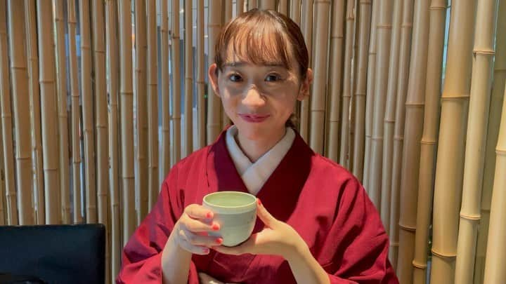 椎名琴音のインスタグラム：「2021/09/06  「新茶」  今日はずーーーっとまえから 楽しみにしていた 九月大歌舞伎「東海道四谷怪談」 を今から観にいく  坂東玉三郎さまのお岩さん さぞ美しいんでしょう  その前に 歌舞伎座の上にあるお茶屋さんに  新茶のセットを頼んだ  初めて口にするときは 口をみゃみゃみゃってしちゃう 小さい頃からの癖  これは母に撮られたところ あはは  美味しいぃ  着物で決めたのに この癖で台無しだ〜  それにしても 四谷怪談、 なんども見てもドキドキする 日本の怪談は面白くって美しすぎるのだ 感想はまた明日」