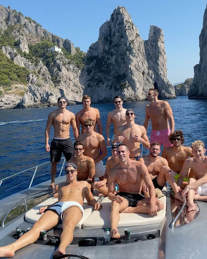 ファビオ・スコツォーリのインスタグラム：「Centurions day off ⚔️⚔️#capri @isl_aquacenturions @iswimleague」