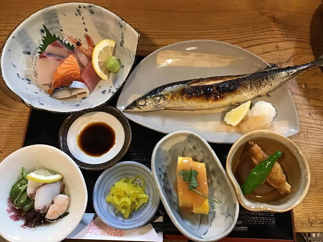 魚舟 のインスタグラム：「こんにちは！ 魚舟本町店です🐟  本日の魚舟夜御膳です！😋 ¥1700  とても満足して頂けました☺️✨  ご飯は白米と鯛めしお好きな方をお選び頂けます！🍚  その他御膳メニューございます✨  是非お立ち寄り下さい！🙇‍♀️✨  #魚舟本町店 #魚舟 #御膳 #お造り #本町ディナー #本町駅 #本町駅グルメ #焼き魚　#淀屋橋駅　#ひつまぶし　#鰻丼」