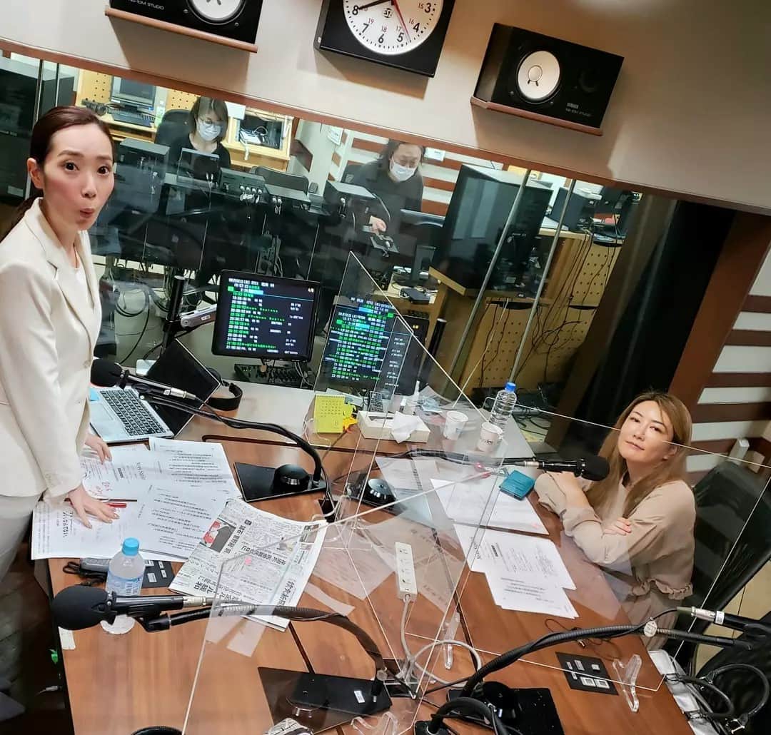手島千尋のインスタグラム：「国会がわさわさしてきましたね。  何かあった時の為に、、、 スーツと災害現場に行く服と 長靴はロッカーに用意しています 😎👍  先週の木曜日はスーツが活躍。 明日もスーツ。 最近スーツが大活躍！」