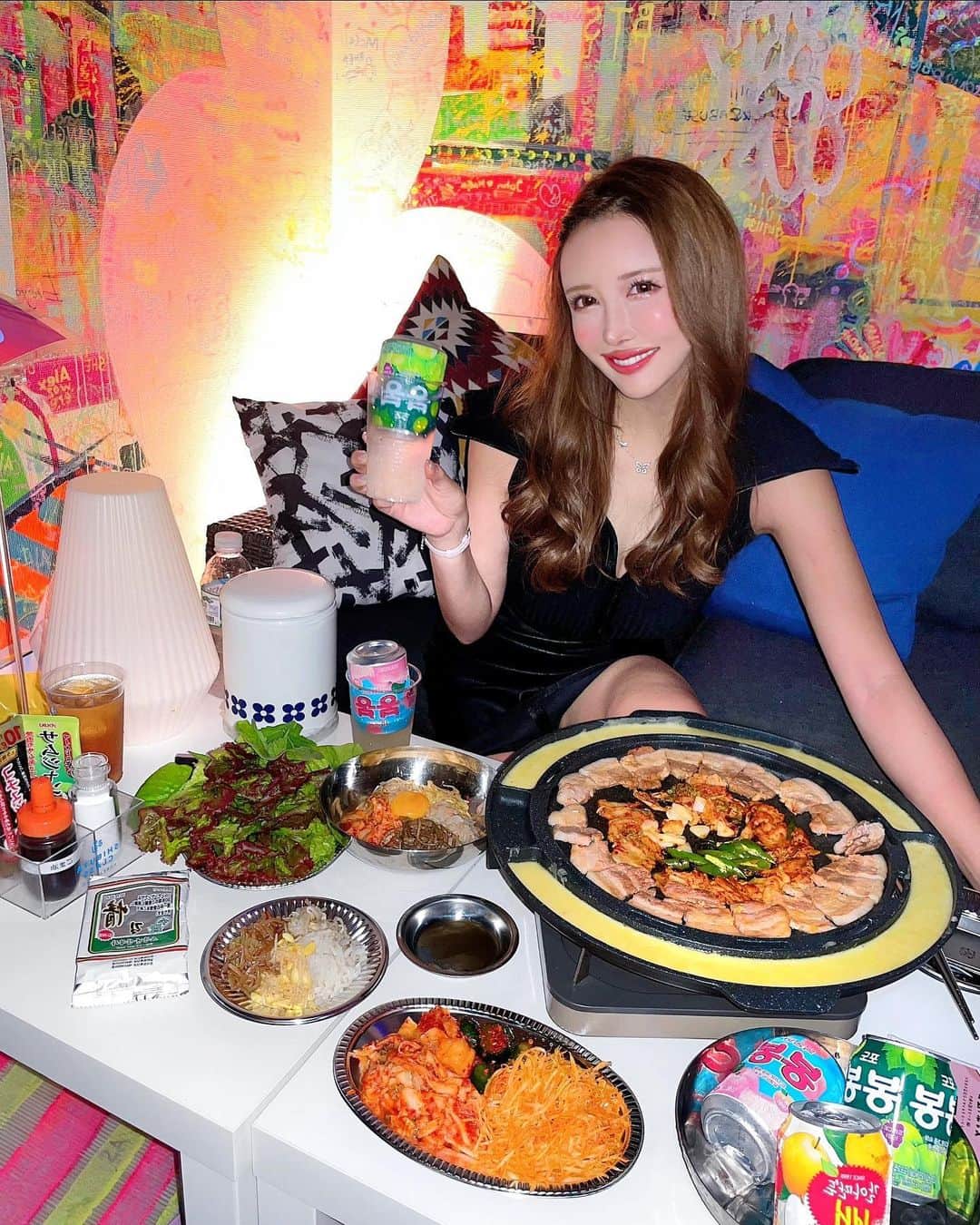蘭子のインスタグラム：「一昨日は @shibuya__class でサムギョプサル会💓🐷 . チーズにつけて焼いたキムチと サンチュで包んで食べるの たまらなすぎる🌿😍💕 . 渋谷のスクランブル交差点を 上から眺めながら🚗³₃ あとお店の中も映えてて最高でした❣️ . 満足したので、韓国行きたい欲 が少し収まりました🤣 . . . 📍【 @shibuya__class 】 Magnet by 109 8階 . . #渋谷#渋谷グルメ #渋谷ディナー#サムギョプサル#韓国料理#韓国カフェ#韓国好きな人と繋がりたい#韓国好きと繋がりたい #韓国コーデ#韓国グルメ #東京グルメ #グルメ好きな人と繋がりたい#グルメスタグラム#グルメ女子#グルメ部 #グルメな人と繋がりたい #グルメ巡り#東京カレンダー#b級グルメ #居酒屋グルメ #居酒屋メニュー #居酒屋好きな人と繋がりたい#東京ディナー　#ごはん記録#インスタグルメ#インスタ映え料理#ごはん日記#外食日記」