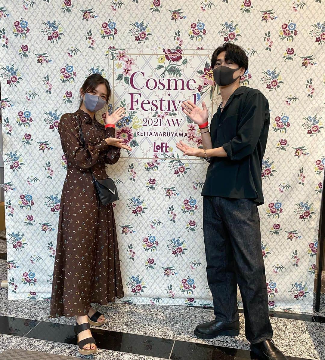 増田小春のインスタグラム：「❤︎  【ロフト　コスメフェスティバル　2021AW】 の展示会にあつきくんと行ってきました🌈☁️✨  私が気に入ったコスメを３つ紹介するね💗  1、〜MieuMieu〜 これは練り香水×まとめ髪・アホ毛スティックになっていて、 マルチに使えるところがいいなって思ったの。 パッケージもサイズ感もとても素敵で、香りも4種類あって 全ていい香りだったからとってもおすすめ🥺  2、〜heme〜 男性も女性も使える台湾コスメブランドのチーク！！ カラーバリエーションが豊富で、色によってはハイライト、 シャドウにも使えるっていうところが素敵🥺💓 めちゃくちゃかわいい色で集めたいなって思ったよ❤︎ ロフト限定のカラーもあるみたいだからチェックして見てねっ！  3、〜BEAUTY AVENUE〜 ずっと気になっていたんだけど、実際見てみるととてつもなく 可愛かった😭💗種類も沢山あってどれにしようか迷うくらい 全て可愛かった😭🥺 生ジェルネイルシールだから自分で、貼るだけなんだけど、 仕上がりが全然シールっぽくなくて超可愛かった💗  全国のロフトとロフトネットストアでコスメフェスティバル2021AWが始まっているので、限定商品や先行発売商品を チェックしてみてね✔︎✔︎✔︎  #ロフト#loft#ロフト展示会#ロフトのコスフェス#PR#あつこは#コスメ#MieuMieu#練り香水#まとめ髪#アホ毛スティック#heme#台湾コスメ#チーク#BEAUTYAVENUE#生ジェルネイルシール」