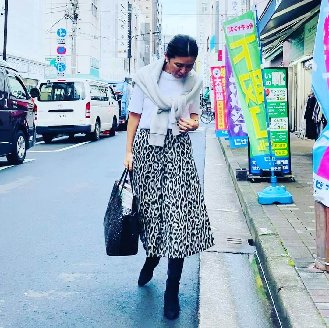 大草直子さんのインスタグラム写真 - (大草直子Instagram)「今日は、まるでニューヨークのアジアンタウンのように、活気にあふれた場所で撮影。6時半からやっている問屋さんも。すごいな。ニューヨーク行きたい。 @amarc_official  #モデル撮影自分撮影動画撮影 #頑張って駆け抜けよう #aton #estnation  #khaite #alaia #この夏から秋へのタイミング #Tシャツにブーツ #が好き」9月6日 18時36分 - naokookusa