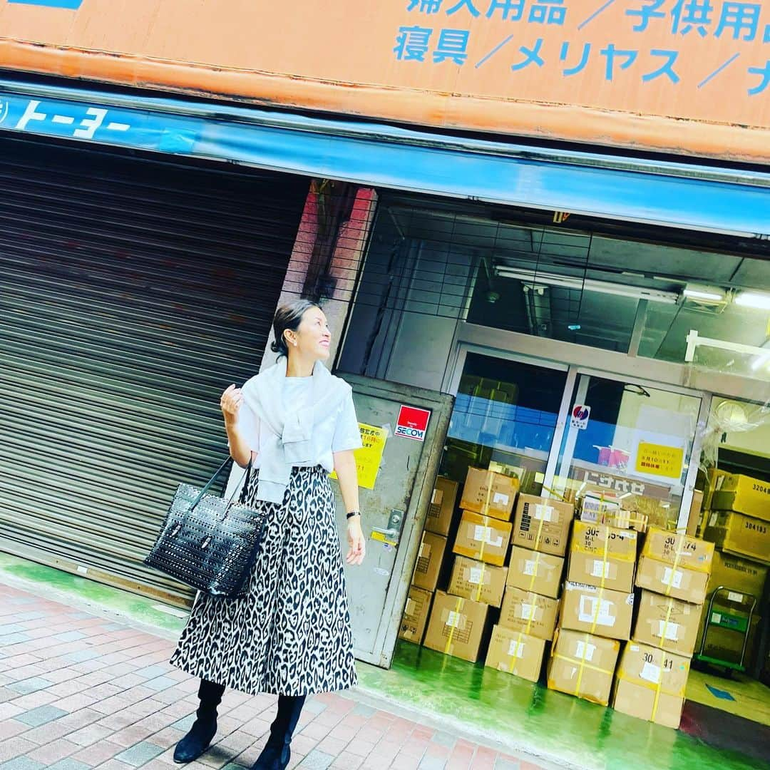 大草直子さんのインスタグラム写真 - (大草直子Instagram)「今日は、まるでニューヨークのアジアンタウンのように、活気にあふれた場所で撮影。6時半からやっている問屋さんも。すごいな。ニューヨーク行きたい。 @amarc_official  #モデル撮影自分撮影動画撮影 #頑張って駆け抜けよう #aton #estnation  #khaite #alaia #この夏から秋へのタイミング #Tシャツにブーツ #が好き」9月6日 18時36分 - naokookusa