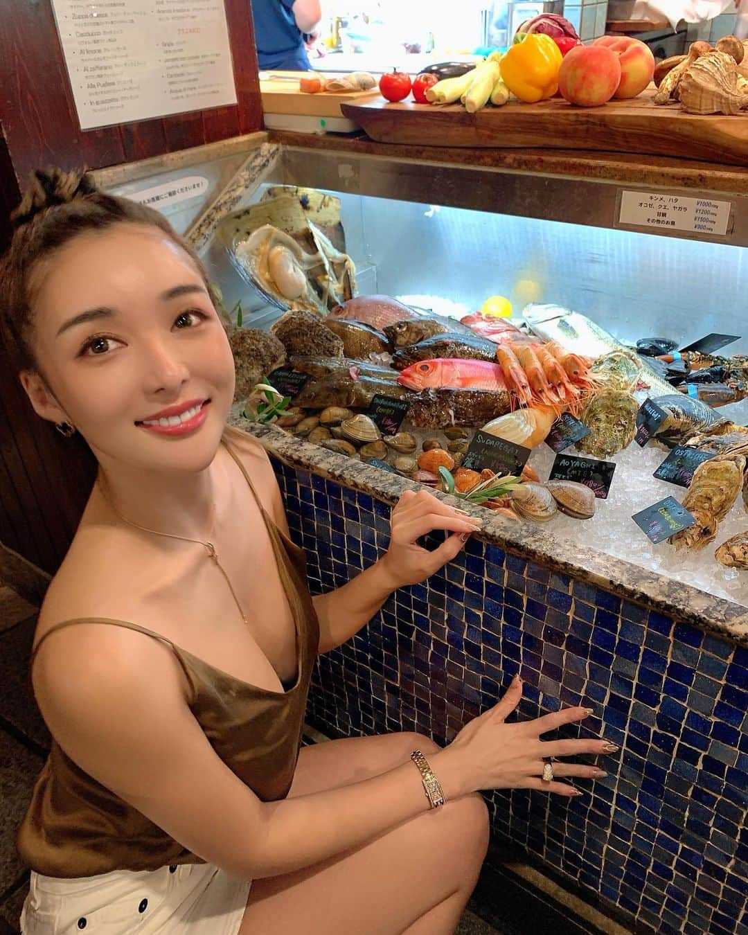 濱野りれさんのインスタグラム写真 - (濱野りれInstagram)「Seafood & Italian "Bogamari" in Kitasando🐟💛 You can choose the ingredients first. This style is not normally in Japan!! I enjoyed soo much💋  魚介多めのイタリアンレストラン🇮🇹最初に食べたいseafoodを直接選ぶことができるの！海外のレストランみたいで楽しかった♥️  人気なお店で当日予約はなかなか厳しいみたい🐟 お魚好きの人は是非行ってみてね💕   #bogamari #kitasando #shibuya #shibuyarestaurant #shibuyagourmet #japaneats #tokyoeats #ボガマリ #ボガマリクチーナマリナーラ #地中海料理 #イタリアン #北参道 #北参道グルメ #渋谷グルメ #渋谷」9月6日 18時52分 - riregram