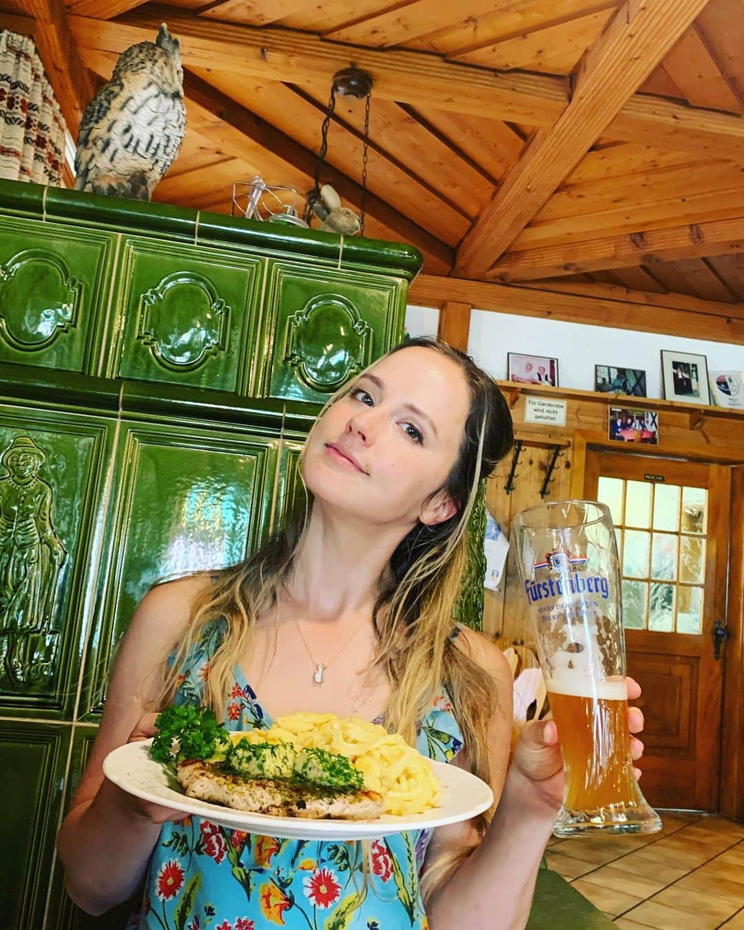 のインスタグラム：「ドイツに着きました🇩🇪🍺明日仕事何時ぐらい終わりそうですか⁇👀」