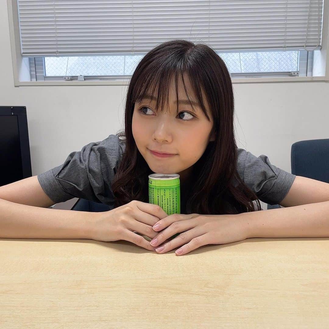 杉浦みずきのインスタグラム：「. 徐々に笑顔になります😊笑 収録の時のオフショット　by スタイリストさん💓 現場にいつものスタイリストさんが居てくださると、超〜〜安心する😂 いつもありがとうございます☺️」