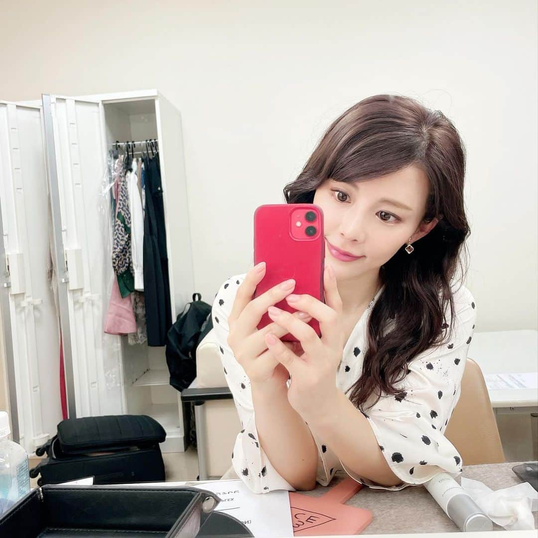 美馬怜子のインスタグラム：「お久しぶりです☺️ 皆さまお元気ですか❓ . 本日はフジテレビでお仕事です❣️ . メイクしてもらってお着替えすると、スイッチが入ります😊💖 がんばります✨  #フジテレビ　#魔女に言われたい夜  #ヤーマン　#ミーゼスカルプリフト」