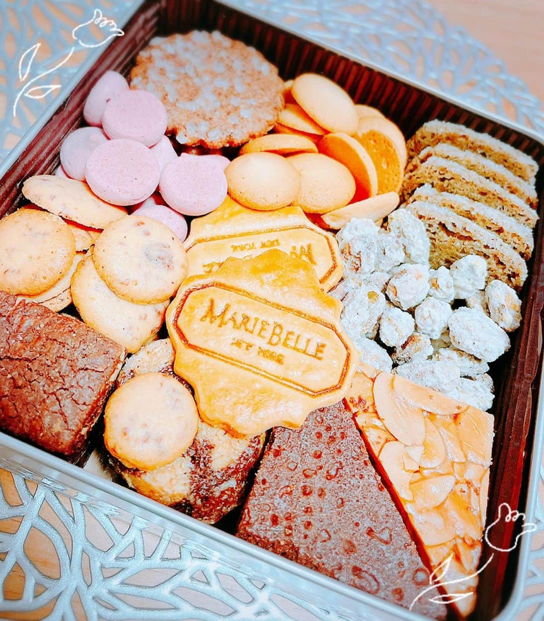 諏訪彩花のインスタグラム：「頂き物のクッキー詰め合わせ😳🍪 宝箱みたいだよね？？💖『今日はどれ食べようかな〜』って開けるのが幸せです🌸#クッキー」