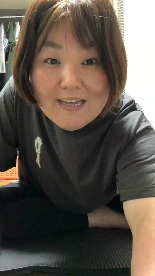 柏崎桃子のインスタグラム：「毎日やってる自重運動。みんなもやろー✌️😊💕」