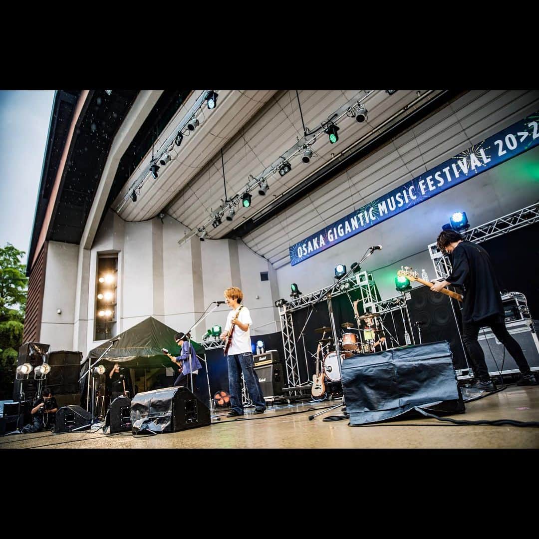 Lyo Matsuzakiのインスタグラム：「GIGANTIC TOWN MEETING 2021 at 大阪城音楽堂　  久しぶりの野外最高だった！ 俺らの出番以外は雨降ってなかったのに雨男パワー発揮して見事にその日1番の大雨頂きました☔️  雨の中観てくれたみんなありがとう また来月10/10ミナホで会いましょう🪁  photo by @xokadaix   #ジャイガ #ジャイガ2021」