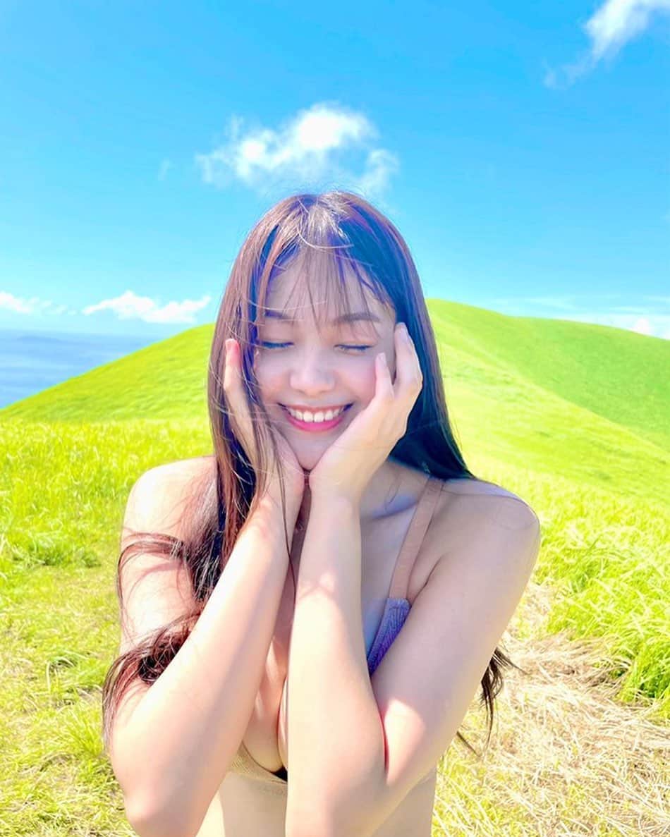 吉澤遥奈のインスタグラム：「プラススペシャル2週目チェックして下さいましたか〜？🥰 オフショット☺︎☺︎☺︎ ・ ・ ・ 景色が綺麗でした🌻 #glam#model#fashion#straight #黒髪ロング#内衣#model #グラビア#海#粉我#日本的#健康美#オフショット」