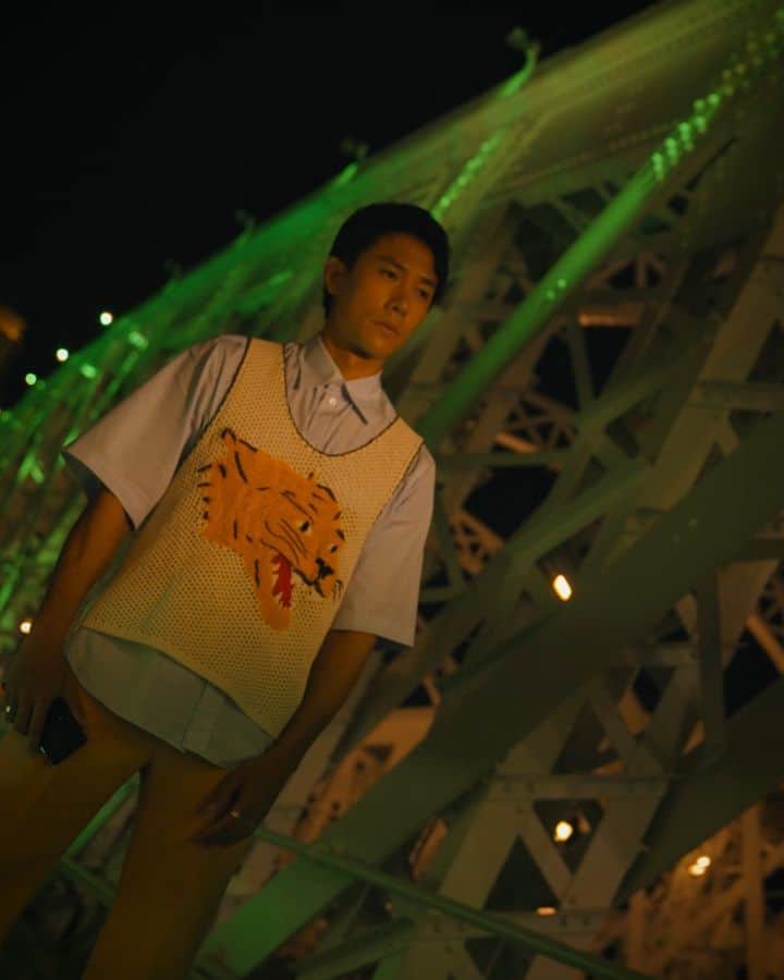 デスモンド・タンのインスタグラム：「Ride on the night hype, Dance in the starlight, Breathe in the street vibes, Livin' the flow right.   Exploring the night life with my new Samsung Galaxy Z Fold3 5G, what are your favourite night activities like? 🌌   @samsung_sg #GalaxyZFold3 #TeamGalaxy #SamsungZNightParty #withGalaxy #ad  (All jobs are completed observing safety guidelines)」