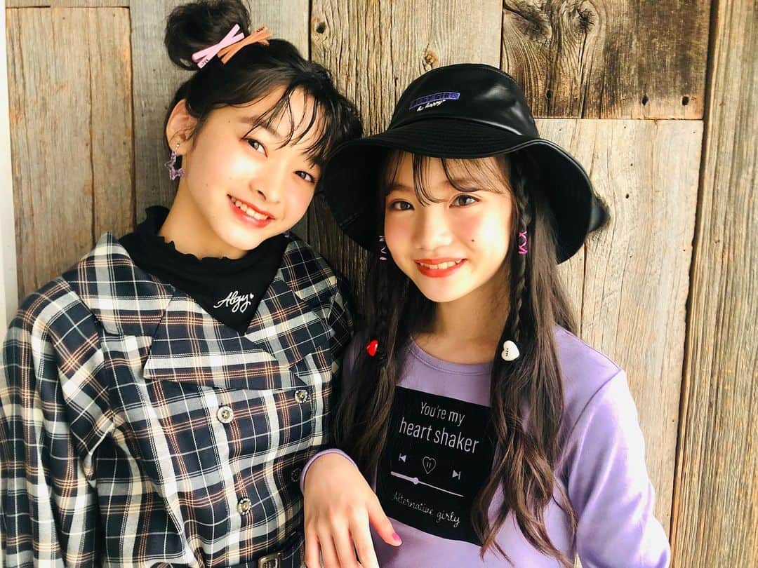ニコ☆プチのインスタグラム：「🤍  暑かったり涼しかったりするので体調気をつけよ〜🥳❕  #滝口芽里衣 #星乃あんな」
