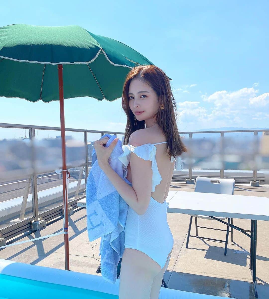 のインスタグラム：「水着の紹介です🤍#pr#水着#ワンピース水着#ママ水着#おすすめ  このワンピース水着、露出が少なくて ママさんにもおすすめです👶🏻🤍 二の腕も隠せるし、お尻も隠れるし。笑 デザインも可愛い😍🤍 @spicaglow のです🤍  1000円割引きクーポンあります🤍 → fsg11 使ってね〜！🤍🤍🤍  おうちプール💓 机と椅子とパラソルも急遽、購入して。笑 準備お片付けいっぱいありがとう🥰 ・ ・ ・ ・ ・ ・ ・ ・ ・ ・ ・ ・ ・ ・ ・ #spicaglow#spicaglowstyle#ホワイトコーデ#ビキニ#ナチュラルメイク#ママコーデ#ママファッション#子育てママ#子育てぐらむ#休日#おうちプール#おうち時間#おうち#ベランダ#バルコニー#パラソル#おうちbbq#バーベキュー#bbp#barbecue#balcony#terrace#poolside#poolparty#pooltime」
