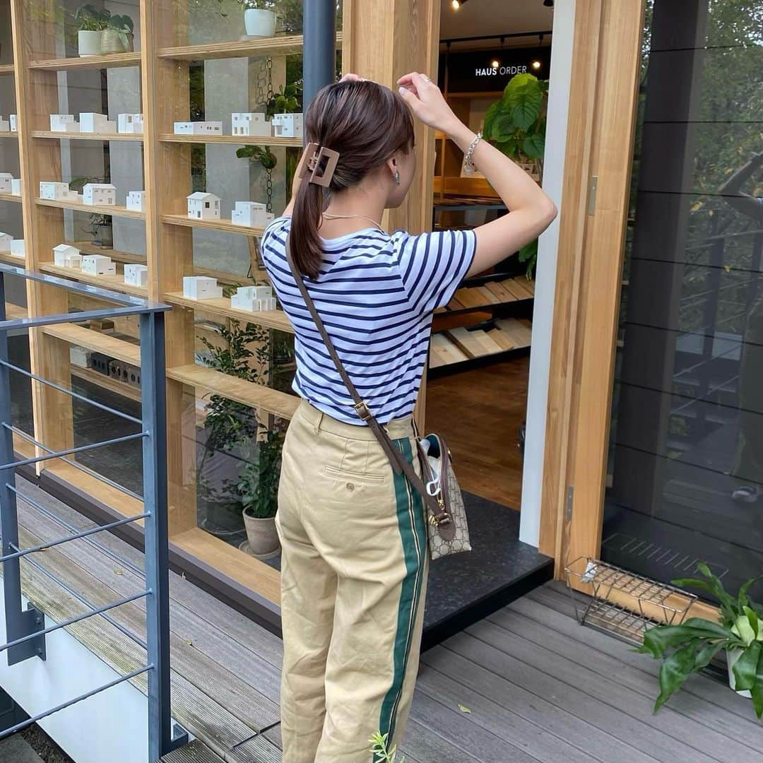 大野真昂のインスタグラム：「カジュアルな日🦦🌳  このパンツがお気に入り✌🏻 きれいめも好きだけどカジュアルも落ち着くな〜.  ちなみにこのコーデしてると友達に 佐川急便（トップス）とヤマト運輸（ボトムス） のコラボですか？📦 と言われるので気をつけましょう🥲💗💗  #ootd #poloralphlauren #moussy #gucci #converse」