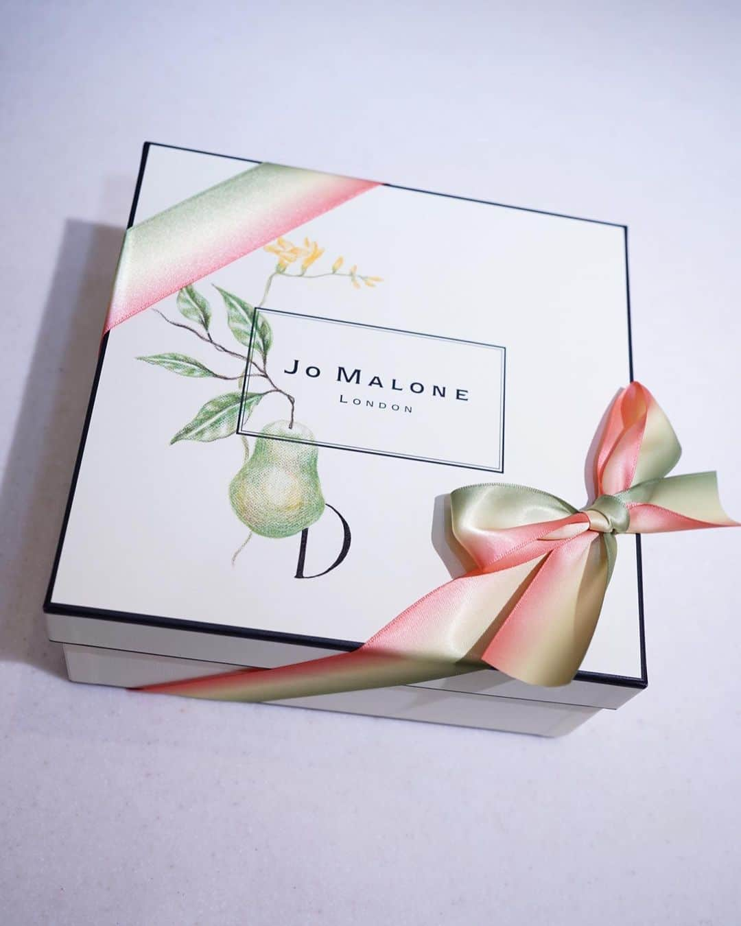 桜田通さんのインスタグラム写真 - (桜田通Instagram)「JO MALONE LONDON  表参道ヒルズのJO MALONE LONDONに行きました！ 今JO MALONE LONDONではブランドの1番人気『イングリッシュ ペアー & フリージア』のキャンペーン、店舗ではインストアポップアップが開催されています🍐  税込16,500円のお買い物をするとイラストレーターによるボックスへのイラストとイニシャルのモノグラミングサービスもやっているので、是非この機会にチェックしてみて下さい！ 僕は自分のイニシャルの"D"をいれてもらいました🌙  僕は"香り"を選ぶとなるとバニラ系が多いのですが、フルーツが好きなのでイングリッシュ ペアー & フリージアは甘過ぎずスッキリした香りでとても気に入りました✨ 手を洗う機会が増えたので、これからこのハンドソープを家で使うのが楽しみです🍐  ハンドソープ以外にもフレグランスやキャンドルもあるので、色々見ることができてとても楽しかったです！  @jomalonelondon #Englishpearandfreetia #jomalonelondon #ジョーマローンロンドン」9月6日 20時58分 - dorisakurada