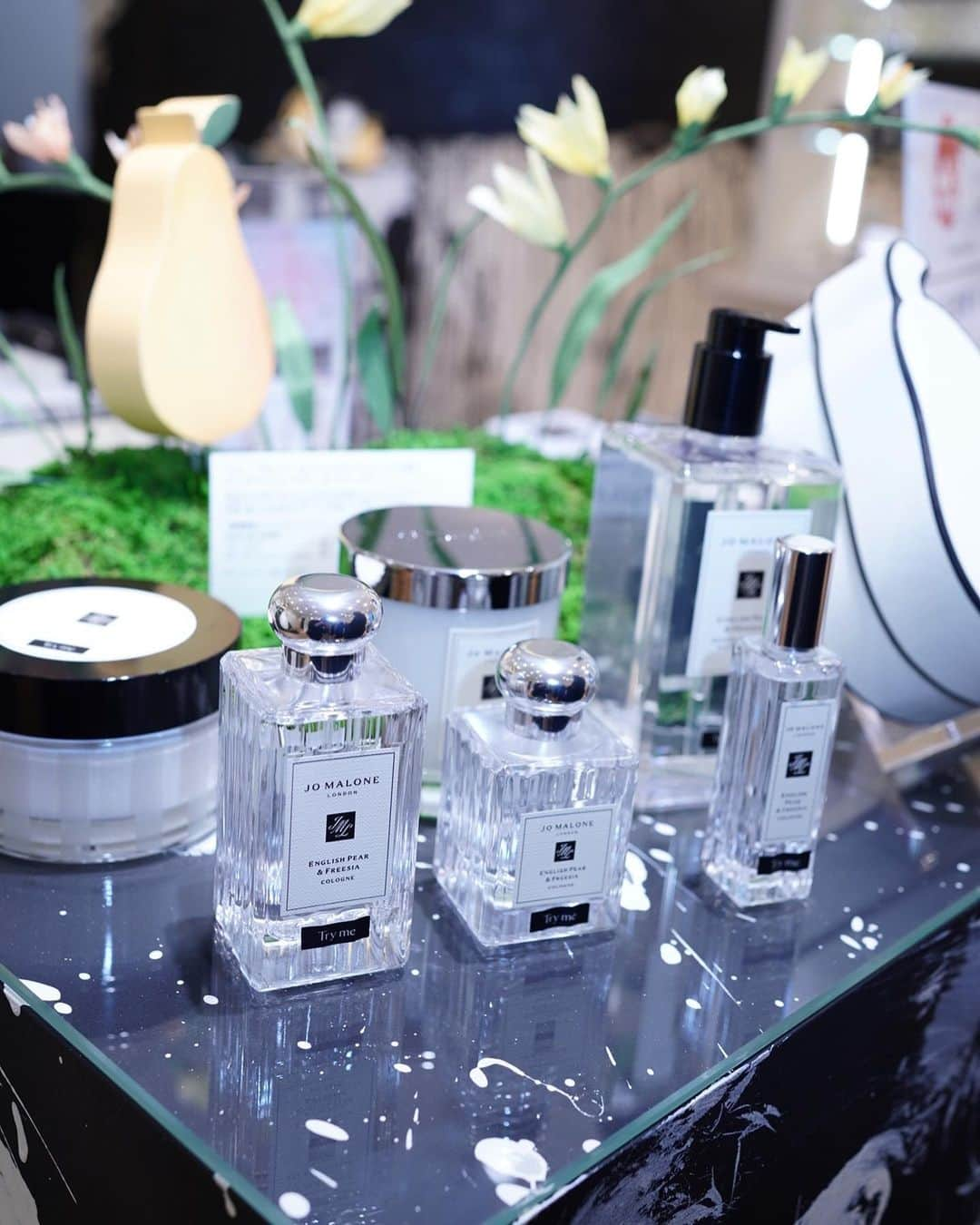 桜田通さんのインスタグラム写真 - (桜田通Instagram)「JO MALONE LONDON  表参道ヒルズのJO MALONE LONDONに行きました！ 今JO MALONE LONDONではブランドの1番人気『イングリッシュ ペアー & フリージア』のキャンペーン、店舗ではインストアポップアップが開催されています🍐  税込16,500円のお買い物をするとイラストレーターによるボックスへのイラストとイニシャルのモノグラミングサービスもやっているので、是非この機会にチェックしてみて下さい！ 僕は自分のイニシャルの"D"をいれてもらいました🌙  僕は"香り"を選ぶとなるとバニラ系が多いのですが、フルーツが好きなのでイングリッシュ ペアー & フリージアは甘過ぎずスッキリした香りでとても気に入りました✨ 手を洗う機会が増えたので、これからこのハンドソープを家で使うのが楽しみです🍐  ハンドソープ以外にもフレグランスやキャンドルもあるので、色々見ることができてとても楽しかったです！  @jomalonelondon #Englishpearandfreetia #jomalonelondon #ジョーマローンロンドン」9月6日 20時58分 - dorisakurada