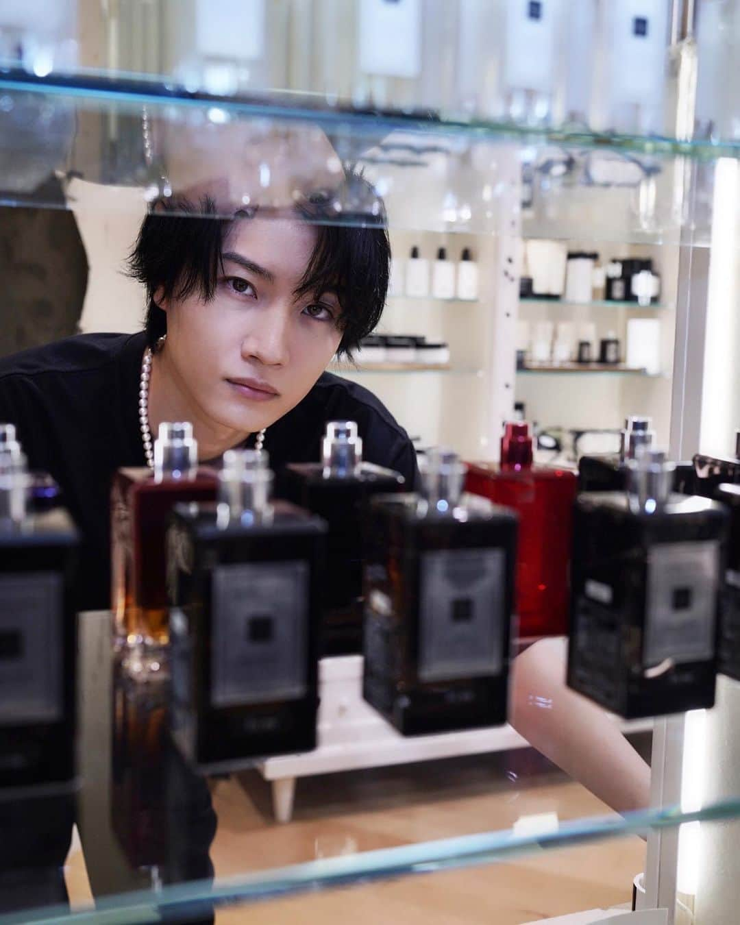 桜田通さんのインスタグラム写真 - (桜田通Instagram)「JO MALONE LONDON  表参道ヒルズのJO MALONE LONDONに行きました！ 今JO MALONE LONDONではブランドの1番人気『イングリッシュ ペアー & フリージア』のキャンペーン、店舗ではインストアポップアップが開催されています🍐  税込16,500円のお買い物をするとイラストレーターによるボックスへのイラストとイニシャルのモノグラミングサービスもやっているので、是非この機会にチェックしてみて下さい！ 僕は自分のイニシャルの"D"をいれてもらいました🌙  僕は"香り"を選ぶとなるとバニラ系が多いのですが、フルーツが好きなのでイングリッシュ ペアー & フリージアは甘過ぎずスッキリした香りでとても気に入りました✨ 手を洗う機会が増えたので、これからこのハンドソープを家で使うのが楽しみです🍐  ハンドソープ以外にもフレグランスやキャンドルもあるので、色々見ることができてとても楽しかったです！  @jomalonelondon #Englishpearandfreetia #jomalonelondon #ジョーマローンロンドン」9月6日 20時58分 - dorisakurada