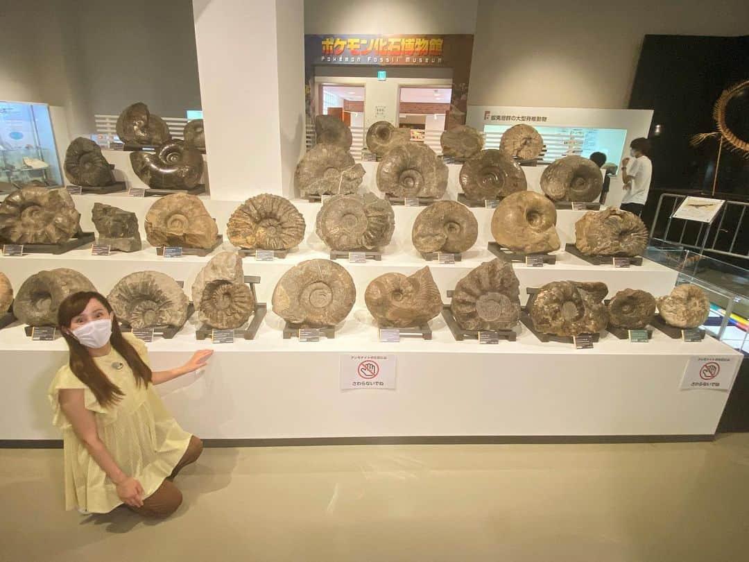 馬場ももこさんのインスタグラム写真 - (馬場ももこInstagram)「「MY BEST WAY」の北海道ロケ 楽しかったな〜🥺❣️ 載せられなかった写真を🤳夏の空だよね🌞 ⁡ ☑︎岩見沢パーキングエリアの ばんえい馬のモニュメントと🐎(眩しくて目開かぬ) ⁡ ☑︎三笠市立博物館でたまたま ポケモン化石博物館してた プテラとピカチュウと👩‍🌾 ⁡ ☑︎コクワガタ♀がいて大興奮 ⁡ ☑︎謎の飲み物ソフトカツゲンおいしい🥛 ⁡ ☑︎化石たちと ☑︎巨大化石と(ポーズが🍣ざんまい) ⁡ ☑︎謎のお菓子カリポリ貝ひもおいしすぎて買い占めたい(後悔)🐚 ⁡ 今度はプライベートで北海道に行きたいなっ！！ ⁡ 今までの含めて随時公式ホームページで 視聴できます！見てくれたら嬉しいです☺️🌈 ⁡ ここ最近寒くてなんだか 夏が終わったのだと実感すると 少し切なくなる🥲誰かわかる人いるかな？ ⁡ #bsテレ東#マイベストウェイ#北海道 #旅行#nexco東日本#旅#お仕事#楽しい #感謝#アナウンサー#三笠市#道央道 #響き新鮮#自然#たくさん#癒し #ばんえい馬#可愛い#8#好き#岩見沢」9月6日 21時06分 - momoko.baba