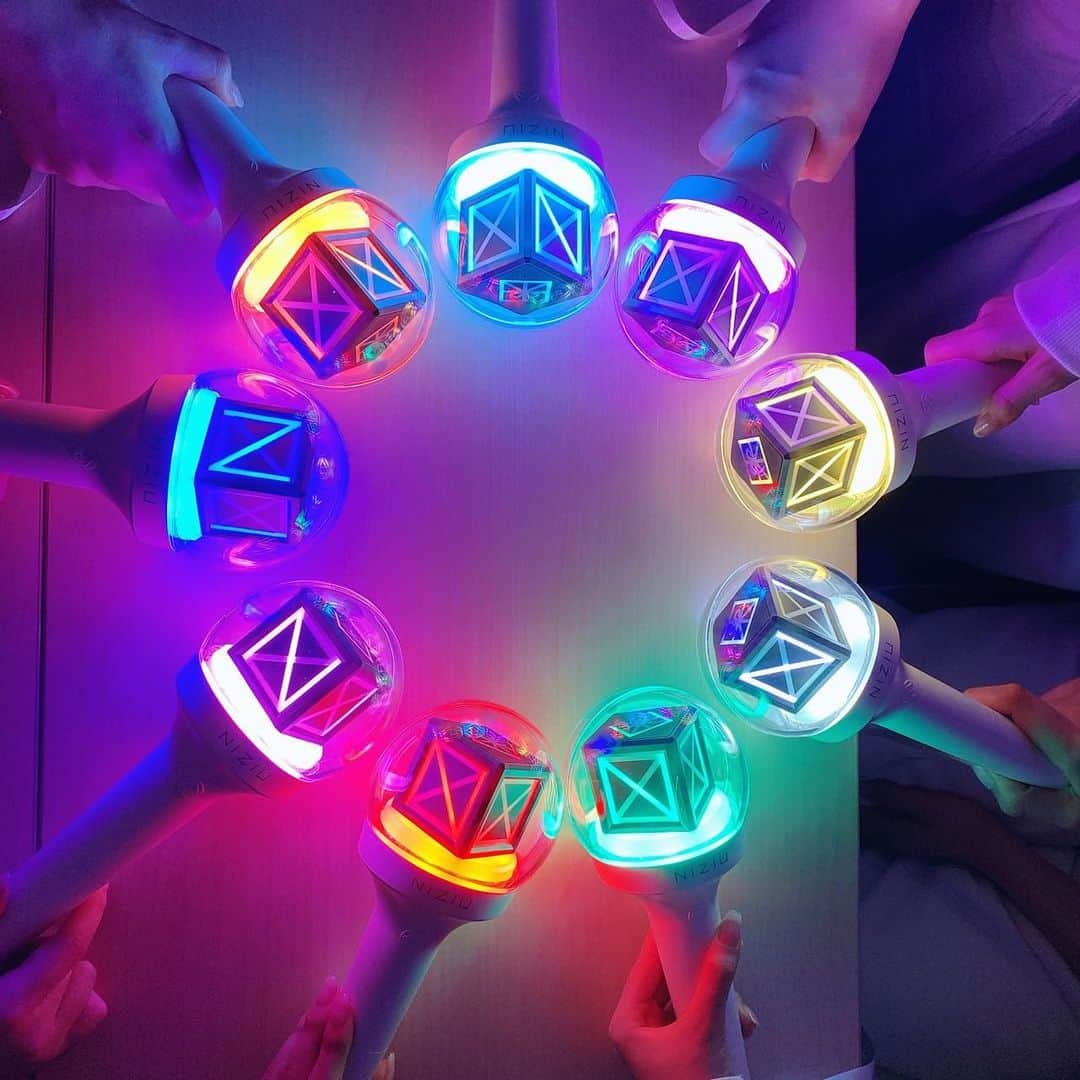 NiziUさんのインスタグラム写真 - (NiziUInstagram)「早くWithUのペンライトが見たいなぁ!! 🧡💎💜💛🤍💚❤️💗💙 ・ ・ 빨리 위쥬의 응원봉 보고 싶당 🧡💎💜💛🤍💚❤️💗💙 ・ ・ #niziu  #withu  #miihi  #🐰🍞」9月6日 21時10分 - niziu_artist_official