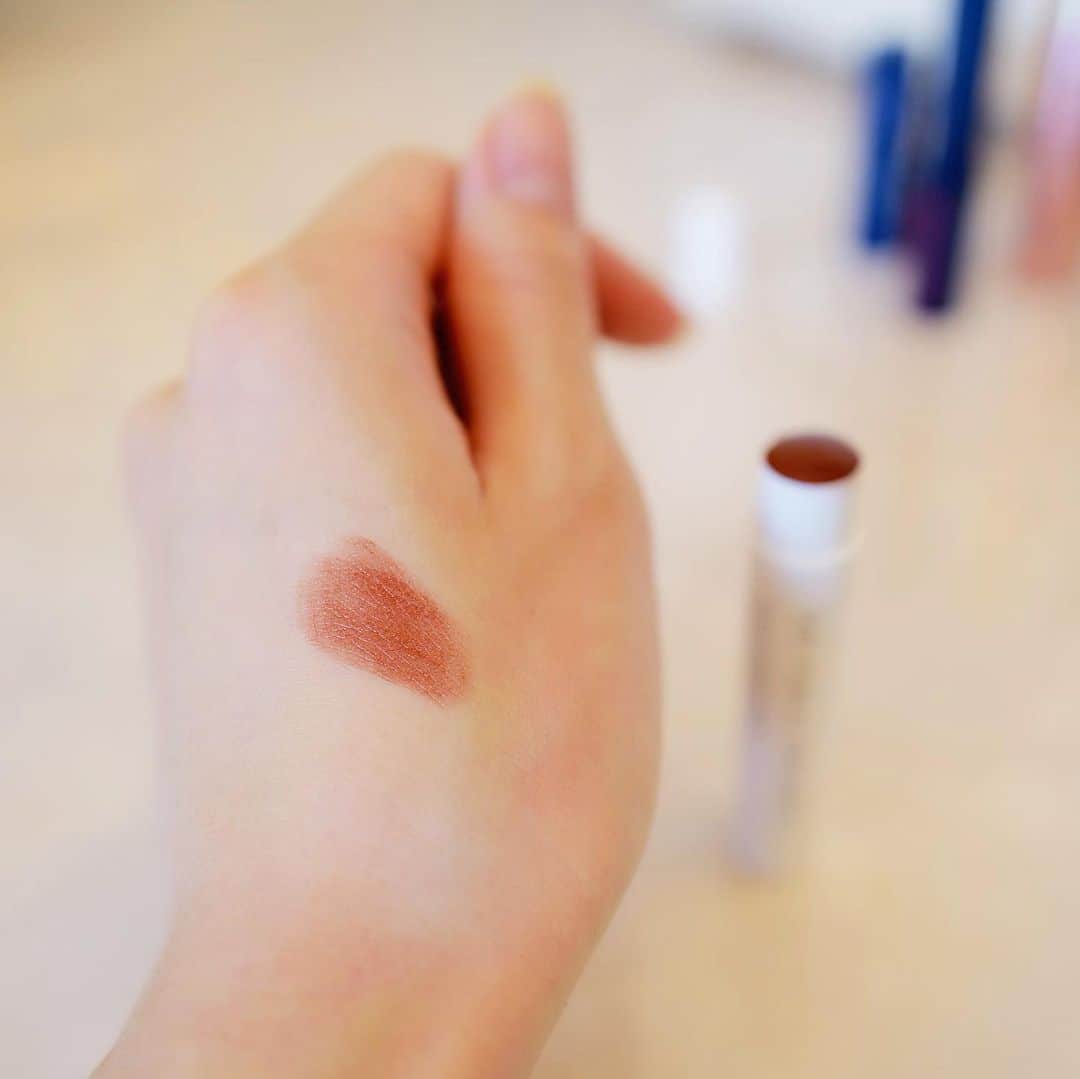 西川瑞希（みずきてぃ）さんのインスタグラム写真 - (西川瑞希（みずきてぃ）Instagram)「私のリップケアITEMお気に入り💋この4つが最近特に使っているリップクリーム。  @takami.skinpeel ぷっくり。ふっくら。つるつる。乾燥知らずの唇に！毎日、何回も塗っているリップクリーム。指でくるくる唇のマッサージにも◎  @dtwfloweressence うるうる。つやん。縦ジワも解消してくれる唇用の美容液。リップの上から使ってもグロスをつけたみたいにプルプル！  @thepublicorganicofficial アーバンブラウン 石けんで落とせる100%天然由来成分の色付きリップ。秋限定のブラウンカラーでモードなオトナ顔に！発色もよくて、ケアもできて◎  @nivea_promo_jp ボルドー 保湿力も抜群なツヤやか色付きリップ。すっぴんの日にもオシャレに血色感をプラスできるボルドーカラー。ささっと塗るだけで簡単かわいい。  #mizukitotalbeauty #lip #lipcare #beauty #リップケア #リップ #リップクリーム #乾燥対策 #ツヤ」9月6日 21時16分 - mizuki_nishikawa_