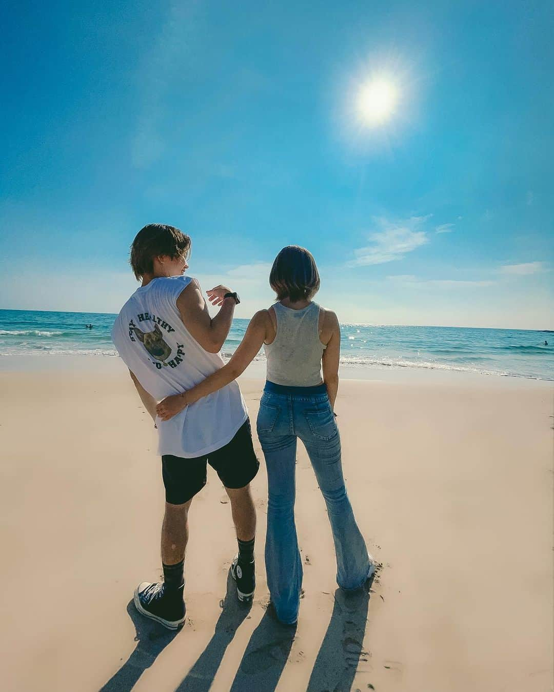 みきでりさんのインスタグラム写真 - (みきでりInstagram)「MasaMiki🏝🧡 ツーショットの時、なぜか私のほうが彼をグイッと引き寄せちゃって「いや、、それ俺がやることじゃない！？」ってなるの、あるあるなんだよなぁ🤣www  2人揃って @f.o.p13official 🌺 めちゃくちゃオシャレ！！！！ もう虜です🤩🤩🤩  #forourplanet #sustainable #sustainability #sustainablefashion #organiccotton #organicproducts #unisex #fashion #ユニセックスファッション #ユニセックス #カジュアルファッション #カジュアルコーデ #サステナブル #サステナブルファッション #サステナビリティ#カップルコーデ#デートコーデ#タンクトップ#クロップトップ#ユニセックスブランド#カップルフォト#カップルコーデ#お揃いコーデ#カップル#カップルの日常」9月6日 21時41分 - mikidelicious