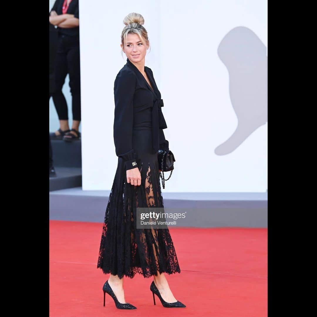 CamilaGiorgiさんのインスタグラム写真 - (CamilaGiorgiInstagram)「#veneziafilmfestival #redcarpet 👱🏻‍♀️  Hair @fabriziopecoraro_official  💄 Makeup @valentina.giro.beauty  👗 Dress @dolcegabbana  👠 Shoes @jimmychoo」9月6日 22時00分 - camila_giorgi_official