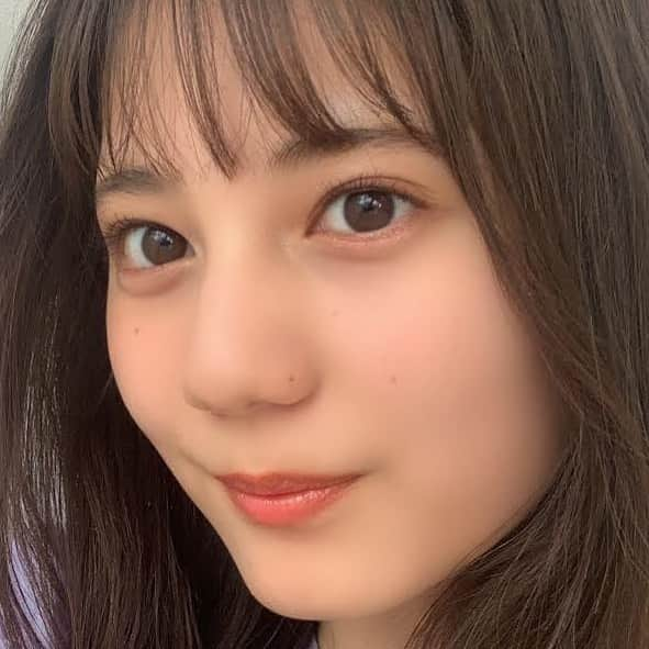 小坂菜緒のインスタグラム：「こさかな、19歳の誕生日おめでとう🎂 記念に画面いっぱいドアップなこさかなをお届けです🥰 こちら、こさかなの自撮りです！ なんと美しいのでしょう…💕 #小坂菜緒生誕祭 #小坂菜緒1st写真集君は誰？ #小坂菜緒 #日向坂46」