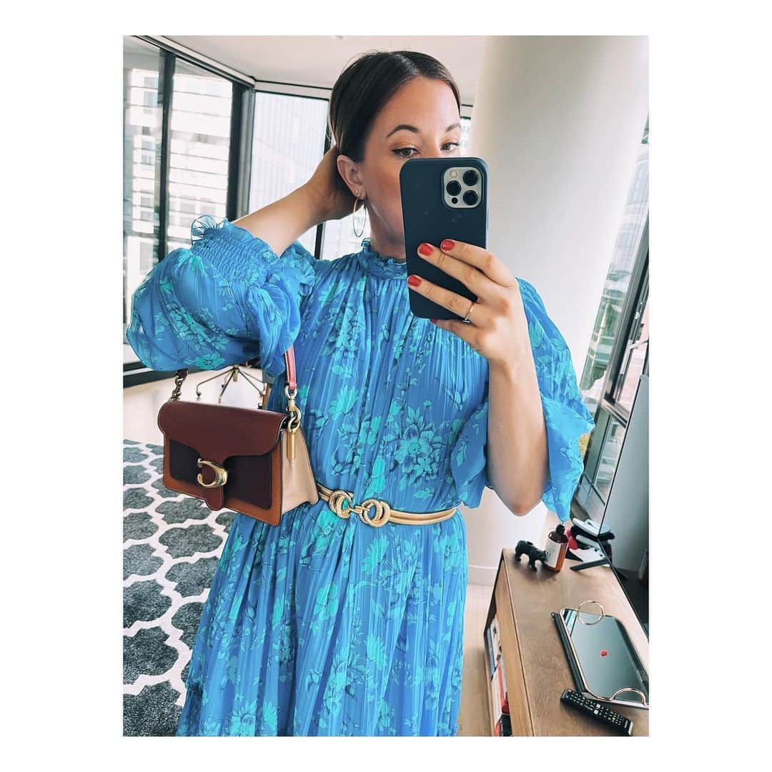 のインスタグラム：「Tuesday Muse 🦋 Andrea of @leatherandlattes looking beautiful in blue   #cocoribbon #stellerdress #malibublue」