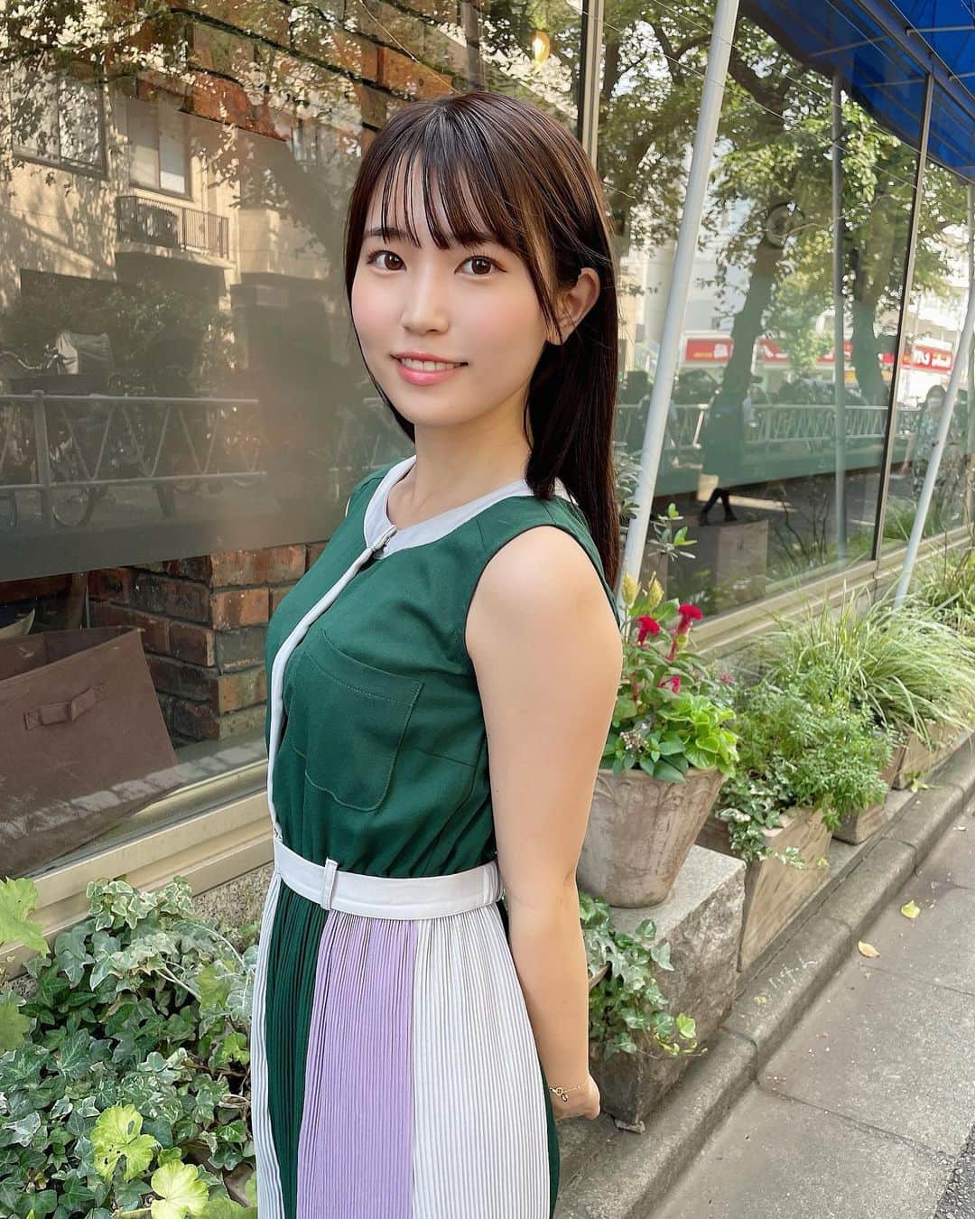 のインスタグラム：「◯ ・ 🍐🇸🇦  寝ても寝ても眠い時期みたい こんな時間に投稿してしまった❕  緑はあんまり好んで 着てこなかったけど最近好きだな〜  このワンピース配色が好きで 一目惚れして買っちゃった！ 初レディアゼル！！  もう夏終わっちゃうんかなーって ぐらい涼しくて ちょっとさみしい🥲  まだまだ夏したいなあ🥝🥝」