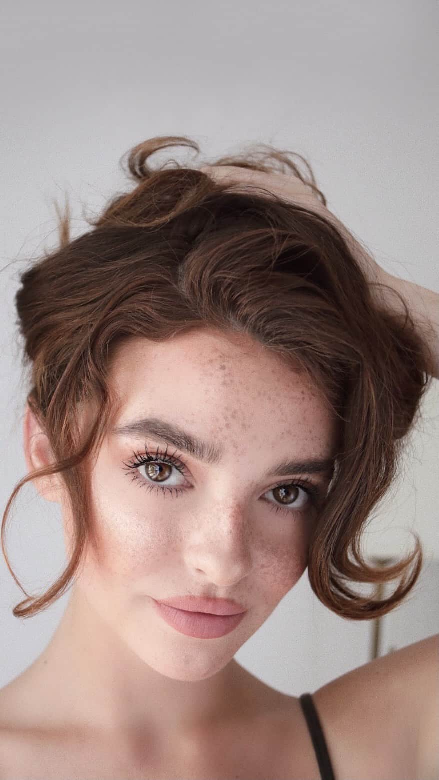 Kelsey Simoneのインスタグラム：「It’s all about skin. Here is a mini soft glam tutorial I’ve been loving. I’m using the Prisme Libre Skin-Caring Glow Foundation from @givenchybeauty which hydrates and I’ll improves your complexion as you wear it! It lets your skin breath, but it’s still buildable while having a luminous finish. It pairs perfectly with the Prisme Libre Loose Powder. It makes your skin look soft and glowy while locking in the hydration. This is my current go-to look that’s good for your skin and good for any occasion! 🤎」
