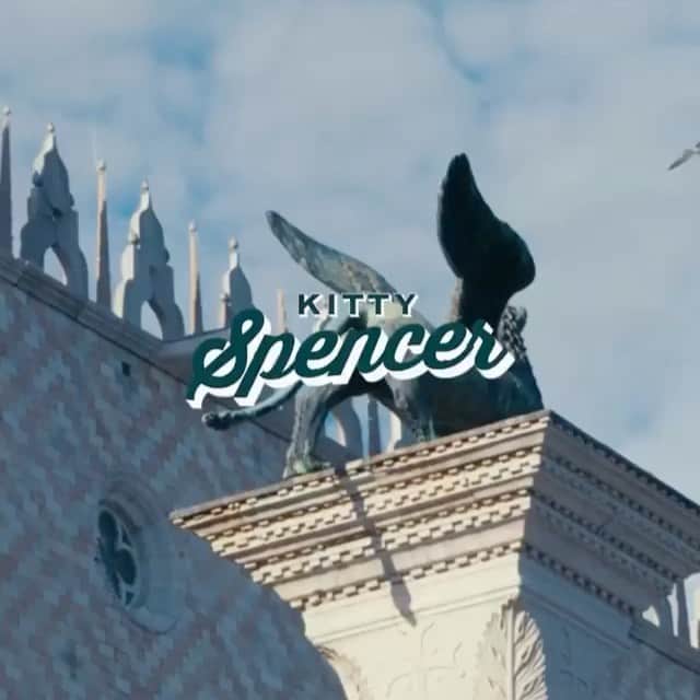 キティ・スペンサーのインスタグラム：「🤍🤍 #DGEnough #DGLovesVenice 🤍🤍  #Repost @dolcegabbana ・・・ @kitty.spencer, Venice, 2021.     Photo cover by @germanlarkin    #DGEnough #dglovesvenice」