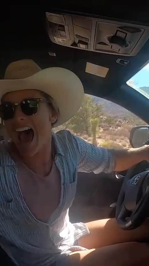 コートニー・コンローグのインスタグラム：「Went off-roading with a few friends this weekend and found a hill with a tricky approach. But you know what they say about tricky moments…. Just gas it! Haha 😂 jk」