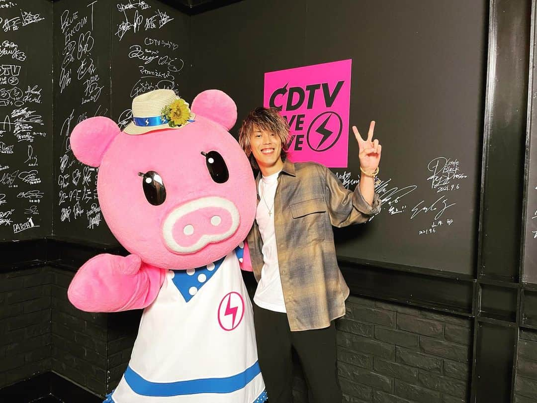 ReNのインスタグラム：「初CDTVライブ！ 無事終わりました^ ^ あーあ。初地上波☺️ 応援してくれたみんな、 ほんとありがとう！！  さあーて、 アルバムくるぞ！！ #cdtv #あーあ #ReNbrandt」