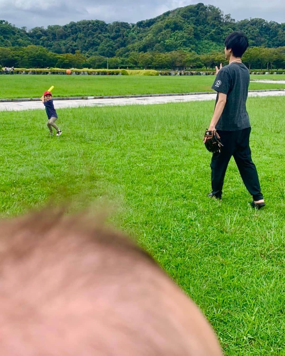 のインスタグラム：「外でも家でも野球⚾️ 投稿も野球ばかりになってる。 そのぐらい長男とは野球のことだらけだ。  いや、今年は阪神ほんま頼むで🐯🔥 できるだけ早く佐藤輝明くんも頼むで💪 家族一同待っている。 #佐藤輝明 #阪神タイガース」