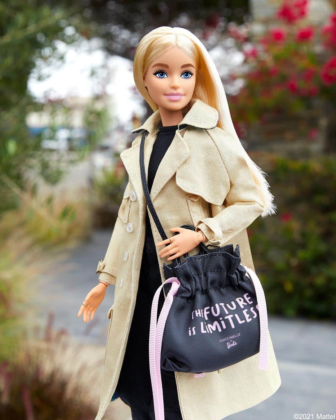 バービーさんのインスタグラム写真 - (バービーInstagram)「Celebrating Italian style and craftsmanship with the new @CoccinelleOfficial x Barbie bag collection, which celebrates a vision for the future without limits . Available in two colors and featuring bold graphics and grosgrain ribbon detailing, shop the bags now via link in bio. 👛 #TheFutureIsLimitless #barbie #barbiestyle⁠⁠」9月7日 1時05分 - barbiestyle