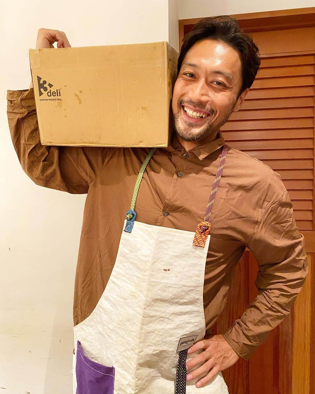 内田朝陽のインスタグラム：「自分のレシピのお弁当が工場から届くという経験。 @3deli_jp のお弁当食べるのが楽しみです。 実食はインスタライブかな。  #レシピ監修　#調理師免許　#調理師　#朝陽飯　#あさひめし　#3deli #冷凍弁当　#フローズンデリ　#オリジナルレシピ」