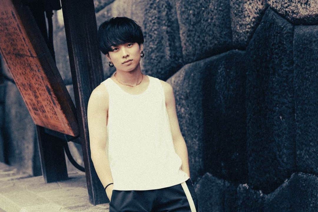 石原慎也のインスタグラム：「多分「めんどくせぇ」が口癖の敵キャラすな  ネタ写真撮りたくて、カメラマンの白石君に 「出来る限り古い感じの撮って！」ってお願いした結果。  photo by @t_s_p_1988   #すな #リクエストざっくりしすぎてたのに #応えてくれた白石君 #感謝 #タンクトップ #いや #ランニングシャツ」