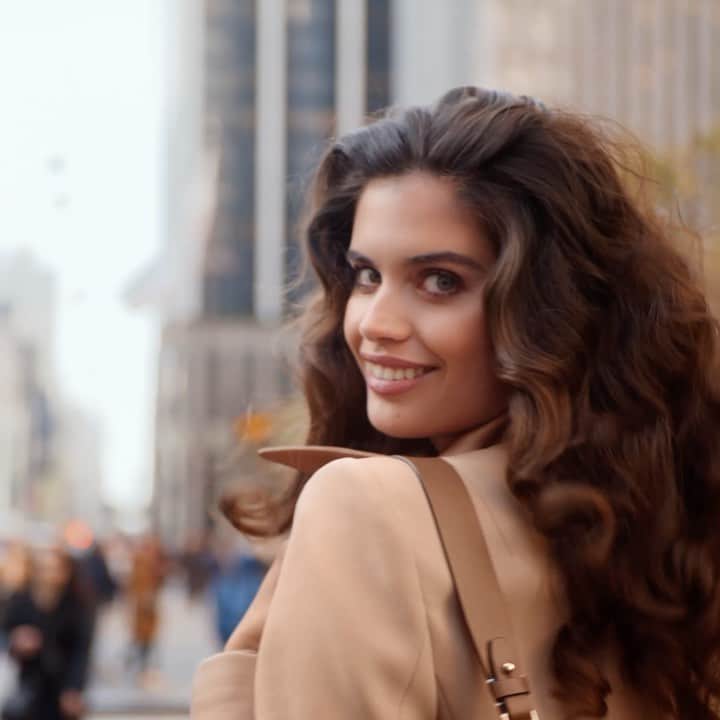サラ・サンパイオのインスタグラム：「New York is calling! So excited to hit the streets of one of my favorite cities once again with Michael Kors Super Gorgeous! #HelloGorgeous @michaelkors」