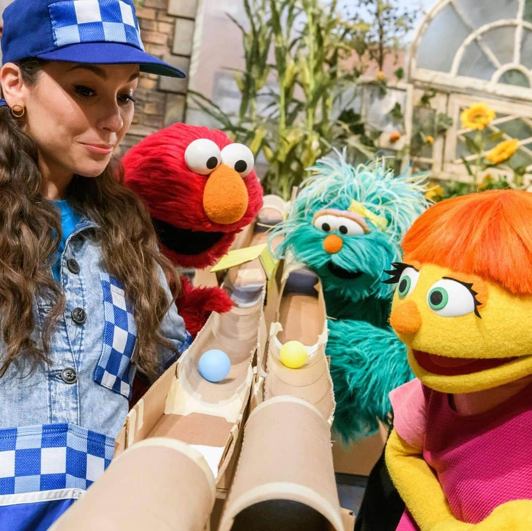 セサミストリートさんのインスタグラム写真 - (セサミストリートInstagram)「“Can you tell me how to get to Sesame Street?”  @Elmo, Rosita, Julia, and all of your favorite furry friends are back on PBS with BRAND NEW episodes of Sesame Street! Streaming free on @pbskids.」9月7日 2時00分 - sesamestreet