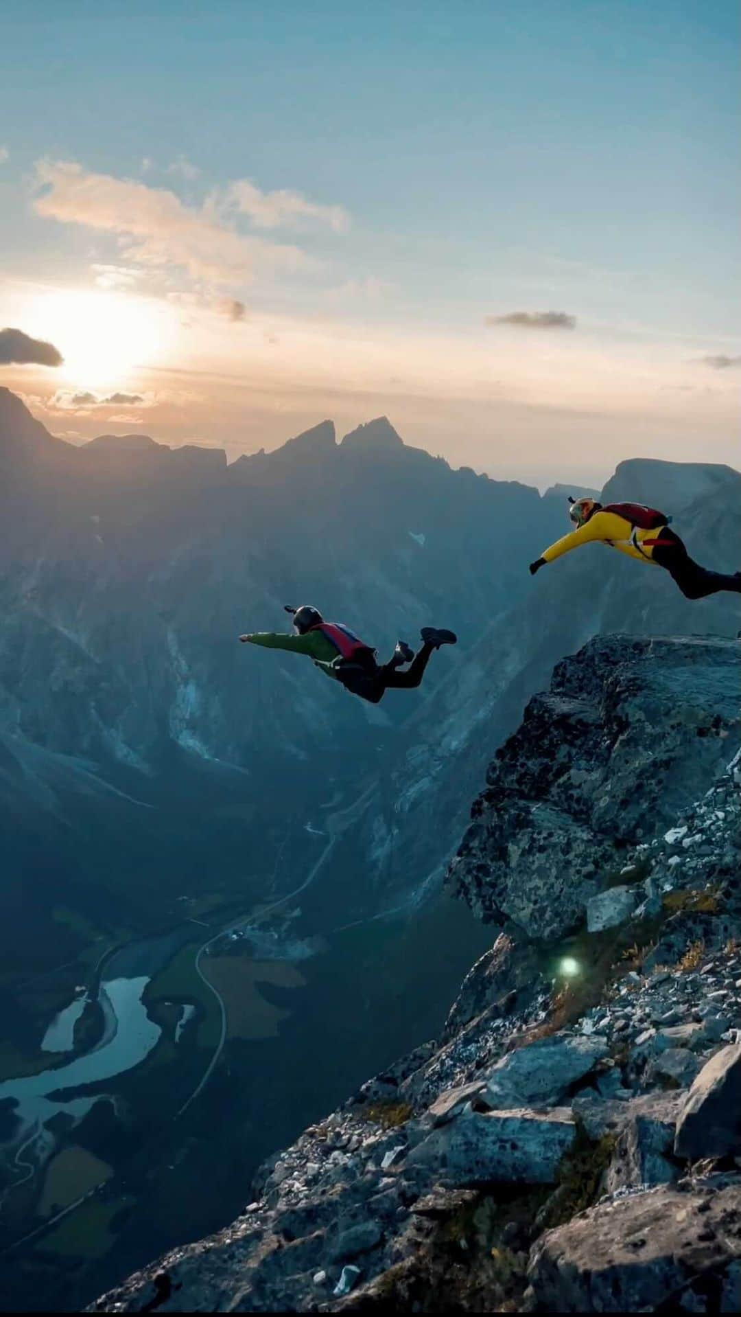 ジェイ・アルヴァリーズのインスタグラム：「First base jump in beautiful norway 🤍! Thank you boys @jokkesommer @normathias @chrissbergan」