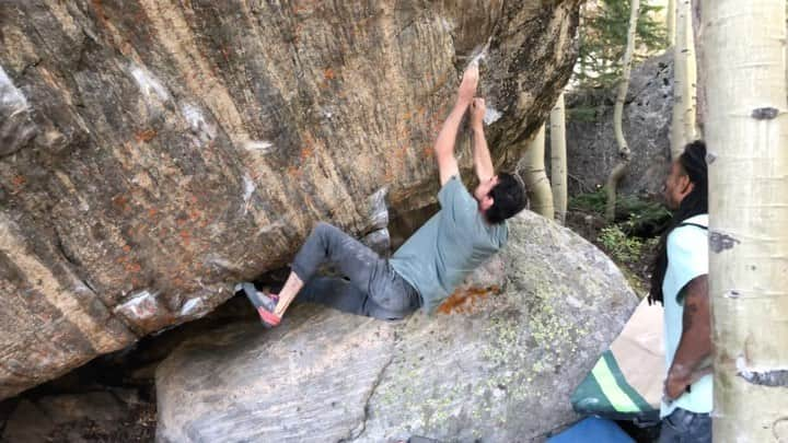 ポール・ロビンソンのインスタグラム：「Yesterday was my first day bouldering outside post leg surgery. It felt great to try out some new lines and see some pretty mega projects for the future! Fun day out with @mr.bigstrings @tchadx 📹 and @diegolmontull」