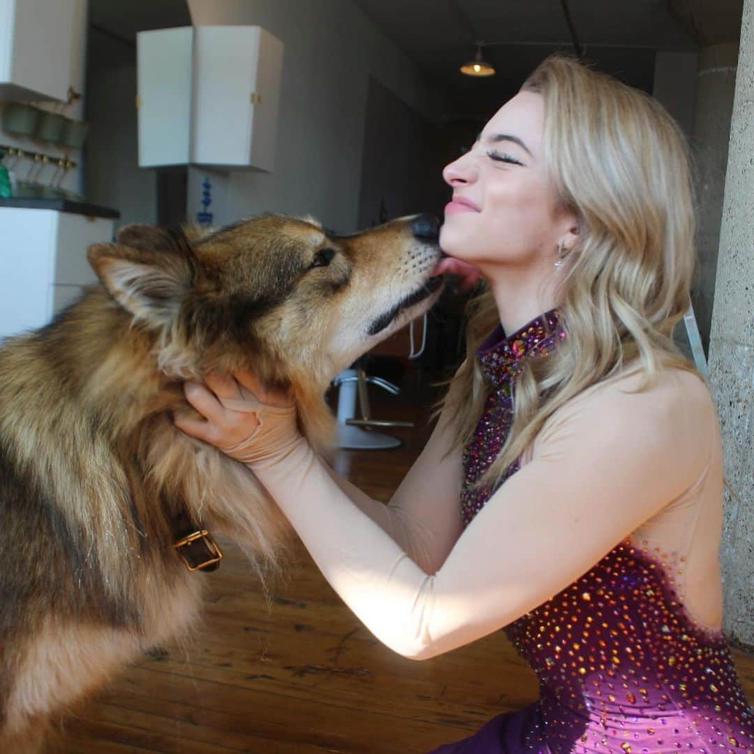 アンバー・グレンのインスタグラム：「Went for the hair @dollsandbeaus stayed an extra Hr for @jasperthewolfdog 💕🐺🙈」