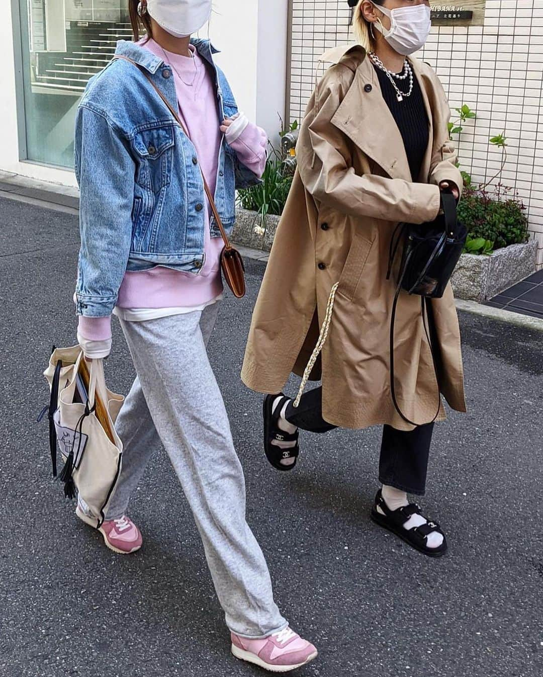 田中彩子さんのインスタグラム写真 - (田中彩子Instagram)「. 先日の投稿に優しいコメントをたくさんありがとうございました🥲❤️ コメントにとても元気をいただきました!❤️ 緊急事態宣言も延びそうですし、もう2度とかかりたくないので。笑 無理せずゆっくり過ごしてます🏠 皆様もほんとにお気をつけください🙏 . coat... #gypsohila  salopette...#gypsohila  blouse...#chloè  shoes...#converse  bag...#ayakobag . 本日9/7(TUE)22:00〜⏰⚡️ ▶︎Ankle Pants  Black/Grey (各色2サイズ展開:36,38) ▶︎Lesson Bag ▶︎KINCHAKU ▶︎MINI PORCH ▶︎TRENCH COAT(予約)  販売致します!❤️✨ トレンチコートのみ予約販売となりまして、お届けは10月中旬〜を予定しております📦 再入荷のお問い合わせをたくさんちょうだいしていた為、予約販売させていただく事になりました😉❤️ . アームホールやボディの作りもゆったり目ですので、ごつめのトレーナーやニット、デニムJKなども着込めます◎ 1つ持っているとすごくコーデ幅広がるのでおすすめします❤️❤️❤️ . ぜひっ✨」9月7日 7時15分 - ayako_tanaka_