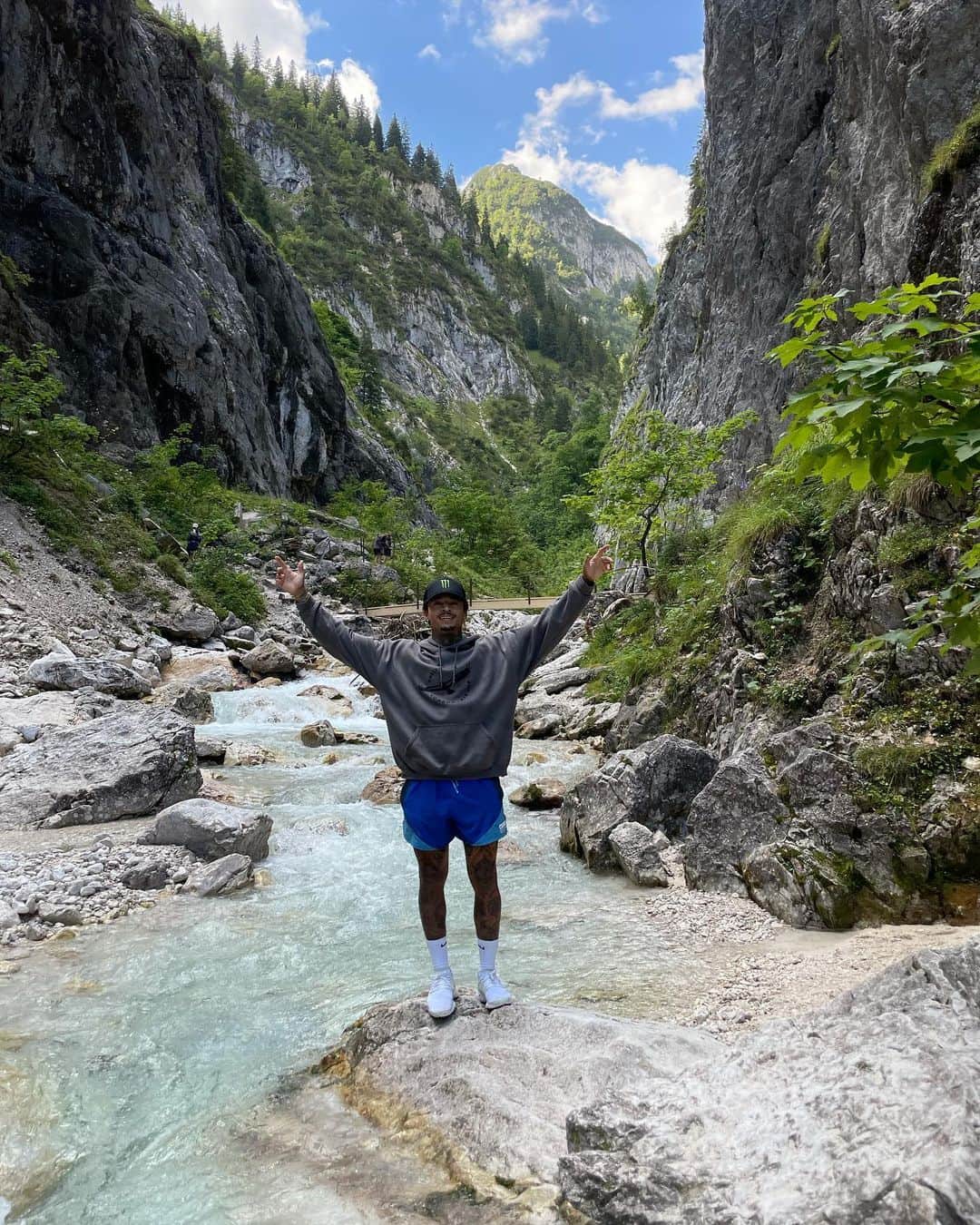 ナイジャ・ヒューストンのインスタグラム：「Seeing beautiful places like this makes me feel true meaning and appreciation for life. Mother Earth is amazing🙌🏽」